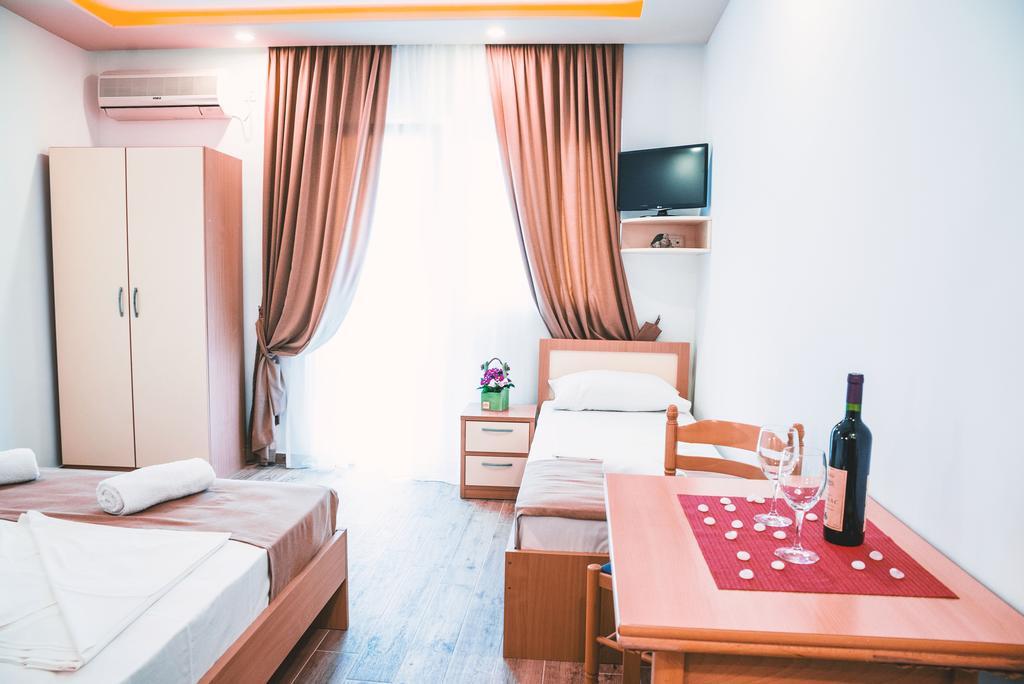 Guest House S-Lux Petrovac Екстериор снимка